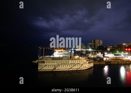 Elektrischer Sturm über der Crawford Wharf in Kingston, Ontario, mit der kanadischen Kaiserin im Vordergrund, der Island Queen III dahinter und Blitz Stockfoto