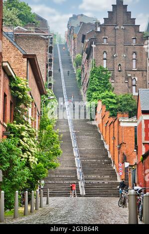 LÜTTICH, BELGIEN - 05. Jun 2021: Lüttich, Belgien, 2021. Juni: Berühmte Montagne de Büren Treppe in Lüttich, Belgien. 374 Stufen Treppe. Stockfoto