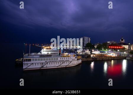 Elektrischer Sturm über der Crawford Wharf in Kingston, Ontario, mit der kanadischen Kaiserin im Vordergrund, der Island Queen III dahinter und Blitz Stockfoto