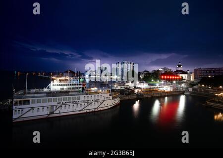 Elektrischer Sturm über der Crawford Wharf in Kingston, Ontario, mit der kanadischen Kaiserin im Vordergrund, der Island Queen III dahinter und Blitz Stockfoto