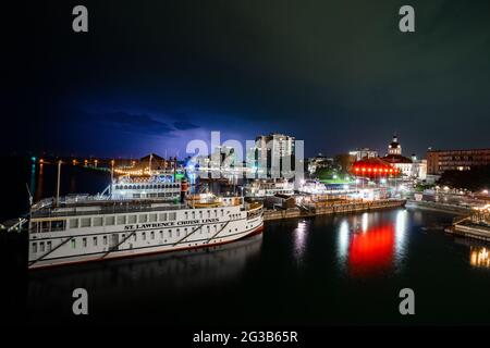 Elektrischer Sturm über der Crawford Wharf in Kingston, Ontario, mit der kanadischen Kaiserin im Vordergrund, der Island Queen III dahinter und Blitz Stockfoto