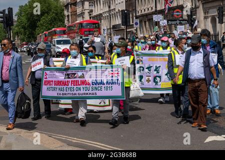 London, Großbritannien. Juni 2021. März für Gerechtigkeit für Gurkhas in Whitehall, London, Großbritannien, um bessere Bezahlung und Renten für dienende und pensionierte Gurkhas zu suchen. Kredit: Ian Davidson/Alamy Live Nachrichten Stockfoto