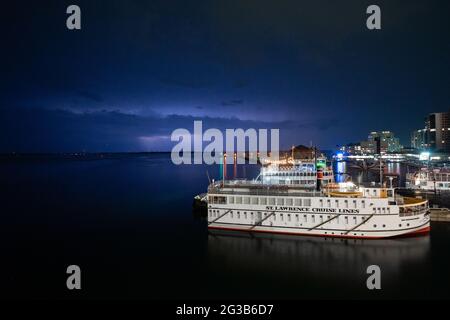 Elektrischer Sturm über der Crawford Wharf in Kingston, Ontario, mit der kanadischen Kaiserin im Vordergrund, der Island Queen III dahinter und Blitz Stockfoto