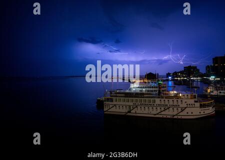 Elektrischer Sturm über der Crawford Wharf in Kingston, Ontario, mit der kanadischen Kaiserin im Vordergrund, der Island Queen III dahinter und Blitz Stockfoto