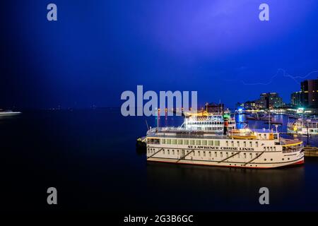 Elektrischer Sturm über der Crawford Wharf in Kingston, Ontario, mit der kanadischen Kaiserin im Vordergrund, der Island Queen III dahinter und Blitz Stockfoto