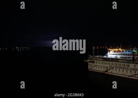 Elektrischer Sturm über der Crawford Wharf in Kingston, Ontario, mit der kanadischen Kaiserin im Vordergrund, der Island Queen III dahinter und Blitz Stockfoto