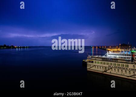 Elektrischer Sturm über der Crawford Wharf in Kingston, Ontario, mit der kanadischen Kaiserin im Vordergrund, der Island Queen III dahinter und Blitz Stockfoto