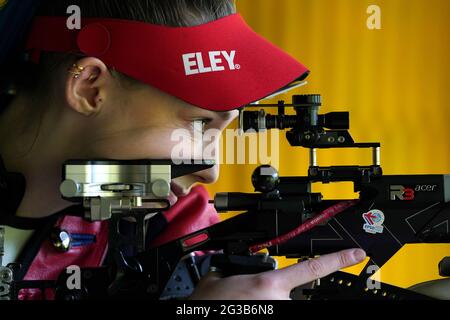 Seonaid McIntosh während einer Fotoserie für die Olympischen Spiele in Tokio 2020 auf ihrem Schießstand in Alloa, Schottland. Bilddatum: Dienstag, 15. Juni 2021. Stockfoto