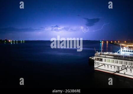 Elektrischer Sturm über der Crawford Wharf in Kingston, Ontario, mit der kanadischen Kaiserin im Vordergrund, der Island Queen III dahinter und Blitz Stockfoto