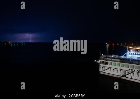 Elektrischer Sturm über der Crawford Wharf in Kingston, Ontario, mit der kanadischen Kaiserin im Vordergrund, der Island Queen III dahinter und Blitz Stockfoto