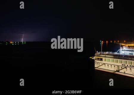 Elektrischer Sturm über der Crawford Wharf in Kingston, Ontario, mit der kanadischen Kaiserin im Vordergrund, der Island Queen III dahinter und Blitz Stockfoto