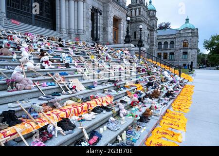 VICTORIA, KANADA - 13. Juni 2021: Gedenkstätte für die Überreste von 215 Kindern einer Wohnschule in Kamloops, Parliament Budilings, Victoria, BC Canad Stockfoto