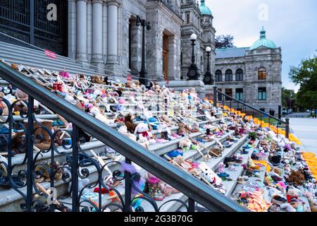 VICTORIA, KANADA - 13. Juni 2021: Gedenkstätte für die Überreste von 215 Kindern einer Wohnschule in Kamloops, Parliament Budilings, Victoria, BC Canad Stockfoto