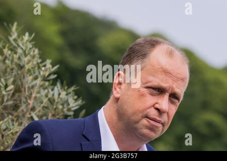 Düsseldorf, Deutschland. Juni 2021. Joachim Stamp (FDP), Minister für Kinder, Familie, Flüchtlinge und Integration des Landes Nordrhein-Westfalen, kommt zu einem abgelegen Kabinettstreffen auf dem Gelände der Rennbahn. Quelle: Rolf Vennenbernd/dpa/Alamy Live News Stockfoto