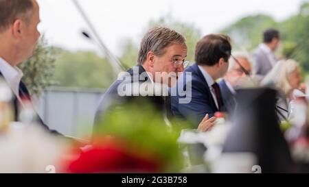 Düsseldorf, Deutschland. Juni 2021. Der Nordrhein-westfälische Ministerpräsident und Bundesvorsitzende der CDU, Armin Laschet, sitzt auf dem Gelände der Rennbahn bei einer Kabinettssitzung außerhalb der Stadt. Quelle: Rolf Vennenbernd/dpa/Alamy Live News Stockfoto