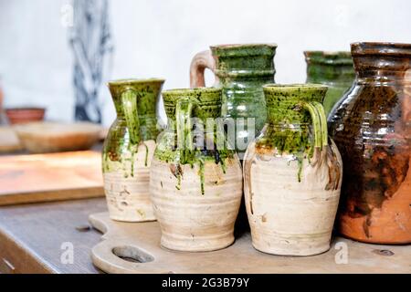 Töpferei in Henry VIII's Tudor-Küche im Hampton Court Place, Richmond, London, Großbritannien Stockfoto