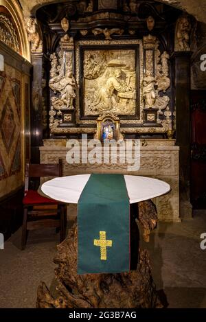 Höhle des heiligen Ignatius in Manresa. Innenraum der Höhle (La Coveta), in der Ignatius von Loyola seine Exerzitien schrieb (Manresa, Katalonien, Spanien) Stockfoto