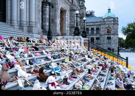 VICTORIA, KANADA - 13. Juni 2021: Gedenkstätte für die Überreste von 215 Kindern einer Wohnschule in Kamloops, Parliament Budilings, Victoria, BC Canad Stockfoto