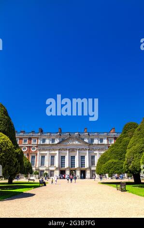 Blick auf den barocken Teil des Palastes vom Great Fountain Garden im Hampton Court Palace, Richmond, London, Großbritannien Stockfoto