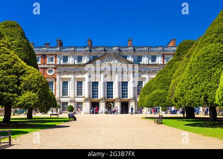 Blick auf den barocken Teil des Palastes vom Great Fountain Garden im Hampton Court Palace, Richmond, London, Großbritannien Stockfoto