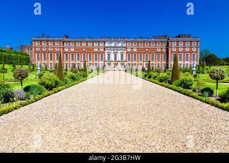 Blick auf den barocken Teil des Palastes vom Privy Garden im Hampton Court Palace, Richmond, London, Großbritannien Stockfoto