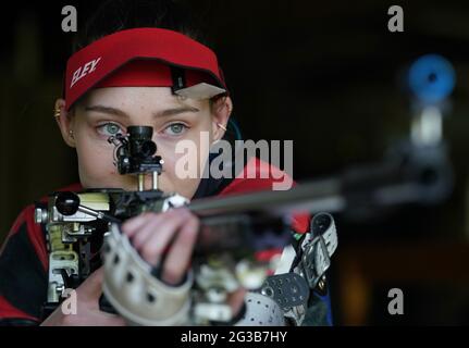 Seonaid McIntosh während einer Fotoserie für die Olympischen Spiele in Tokio 2020 auf ihrem Schießstand in Alloa, Schottland. Bilddatum: Dienstag, 15. Juni 2021. Stockfoto