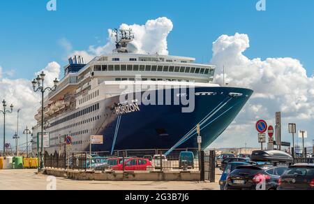 Trapani, Italien - 25. September 2016: Großes Seeschiff im Hafen von trapani auf Sizilien. Stockfoto