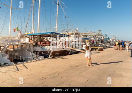 Trapani, Italien - 25. September 2016: Passagiere nehmen die Fähre zu den Egadi-Inseln im Hafen von Trapani, Sizilien Stockfoto