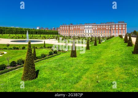 Blick auf den barocken Teil des Palastes vom Privy Garden im Hampton Court Palace, Richmond, London, Großbritannien Stockfoto