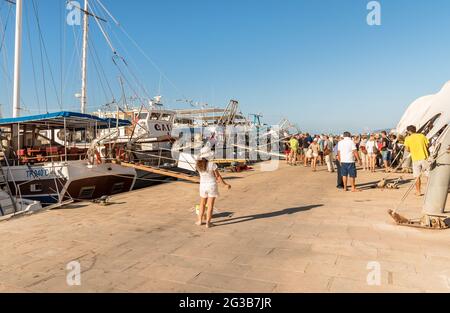 Trapani, Italien - 25. September 2016: Passagiere nehmen die Fähre zu den Egadi-Inseln im Hafen von Trapani, Sizilien Stockfoto