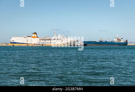 Trapani, Italien - 25. September 2016: Große Frachtschiffe im Hafen von trapani in Sizilien. Stockfoto