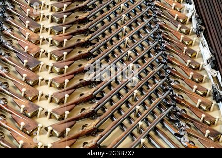 Gewehre schmücken die Wände der King's Guard Chamber im Hampton Court Palace, Richmond, London, Großbritannien Stockfoto