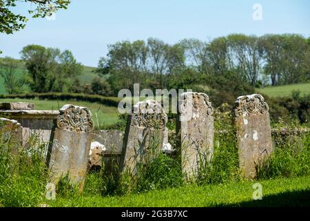 Auf dem Friedhof der St. Peter's Church in Rodmell bei Lewes in East Sussex, Großbritannien, stehen in Reihe alte Grabsteine Stockfoto