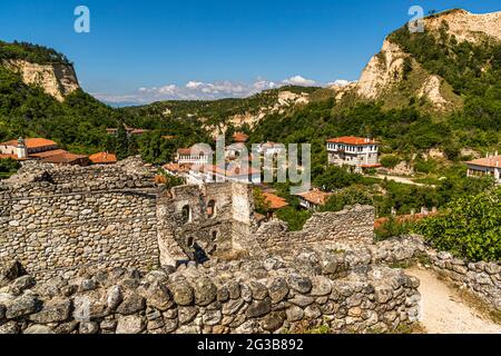 Oberhalb der bulgarischen Stadt Melnik befinden sich die Ruinen der Burg von Despot Aleksiy Slav. Sie stammen aus der Zeit des 13. Jahrhunderts, als Melnik die Hauptstadt eines unabhängigen feudalen Fürstentums in Bulgarien war Stockfoto