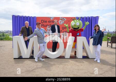 Hamburg, Deutschland. Juni 2021. Christian Springer (l-r), Regisseur und Filmproduzent, posiert bei einer Presseveranstaltung mit Otto Waalkes, Komiker, Schauspieler und Regisseur, Helge Albers, Filmproduzent und Geschäftsführer der Moin Filmförderung Hamburg Schleswig-Holstein GmbH, einer Figur aus dem Animationsfilm 'die Olchis' und Sunna Isenberg, Filmproduzentin, beim Moin-Zeichen. Anlässlich der bundesweiten Kinoveröffentlichung am 01. Juli 2021 lockt DIE MOIN Filmförderung Hamburg Schleswig-Holstein mit kostenlosen Kinokarten wieder in die Hallen. Quelle: Jonas Walzberg/dpa/Alamy Live News Stockfoto