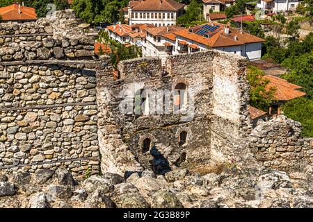 Oberhalb der bulgarischen Stadt Melnik befinden sich die Ruinen der Burg von Despot Aleksiy Slav. Sie stammen aus der Zeit des 13. Jahrhunderts, als Melnik die Hauptstadt eines unabhängigen feudalen Fürstentums in Bulgarien war Stockfoto