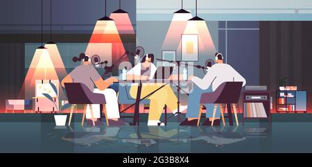 Podcasts im Gespräch mit Mikrofonen Aufnahme Podcast im Studio Podcasting Online-Radio-Broadcast-Konzept Stock Vektor