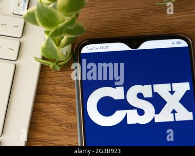 In dieser Abbildung ist ein Logo der CSX Corporation zu sehen, das auf einem Smartphone angezeigt wird. Stockfoto