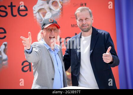 15. Juni 2021, Hamburg: Otto Waalkes (l-r), Komiker, Schauspieler und Regisseur, posiert mit Helge Albers, Filmproduzent und Geschäftsführer der Moin Filmförderung Hamburg Schleswig-Holstein GmbH, bei einer Presseveranstaltung. Anlässlich der bundesweiten Kinoveröffentlichung am 01. Juli 2021 lockt DIE MOIN Filmförderung Hamburg Schleswig-Holstein mit kostenlosen Kinokarten wieder in die Hallen. Foto: Jonas Walzberg/dpa Stockfoto