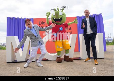 15. Juni 2021, Hamburg: Otto Waalkes (l-r), Komiker, Schauspieler und Regisseur, posiert bei einer Presseveranstaltung mit einer Figur aus dem Animationsfilm 'die Olchis' und Helge Albers, Filmproduzent und Geschäftsführer der Moin Filmförderung Hamburg Schleswig-Holstein GmbH, vor dem Schriftzug 'Moin'. Anlässlich der bundesweiten Kinoveröffentlichung am 01. Juli 2021 lockt DIE MOIN Filmförderung Hamburg Schleswig-Holstein mit kostenlosen Kinokarten wieder in die Hallen. Foto: Jonas Walzberg/dpa Stockfoto