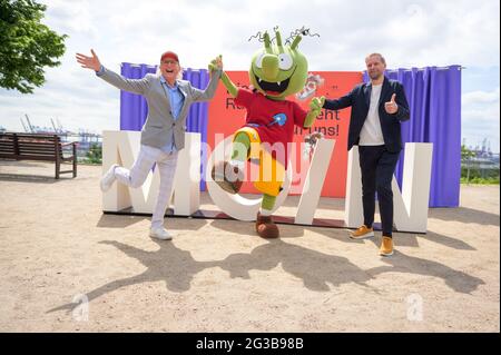 15. Juni 2021, Hamburg: Otto Waalkes (l-r), Komiker, Schauspieler und Regisseur, posiert bei einer Presseveranstaltung mit einer Figur aus dem Animationsfilm 'die Olchis' und Helge Albers, Filmproduzent und Geschäftsführer der Moin Filmförderung Hamburg Schleswig-Holstein GmbH, vor dem Schriftzug 'Moin'. Anlässlich der bundesweiten Kinoveröffentlichung am 01. Juli 2021 lockt DIE MOIN Filmförderung Hamburg Schleswig-Holstein mit kostenlosen Kinokarten wieder in die Hallen. Foto: Jonas Walzberg/dpa Stockfoto