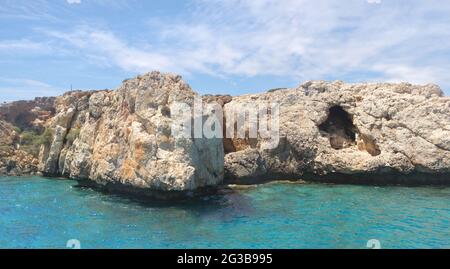 Piratenhöhlen, makelloses Wasser, türkisfarbenes Meer und Felsen in der Nähe von Protaras. Zypern. Stockfoto