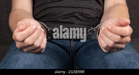 Frau in Handschellen aus der Nähe, Festnahme im Kriminalitätskonzept. Stockfoto