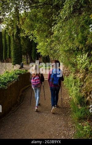Wanderer auf dem Degotalls-Pfad, in Montserrat (Bages, Barcelona, Katalonien, Spanien) ESP: Senderistas en el camino de los Degotalls, en Montserrat Stockfoto