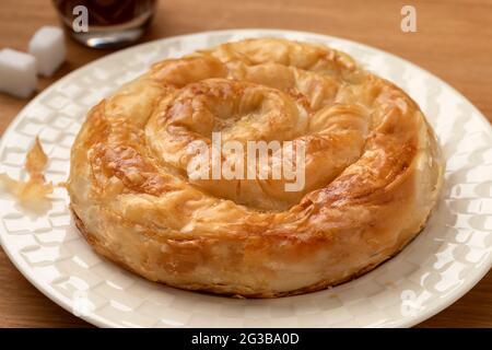 Ein traditioneller türkischer borek, gefüllt mit Käse auf einem Teller Stockfoto