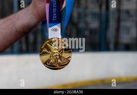 17. April 2021 Tokio, Japan. Die Goldmedaille der XXXII. Olympischen Sommerspiele in Tokio in der Hand eines Athleten. Stockfoto