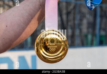 17. April 2021 Tokio, Japan. Die Goldmedaille der XXXII. Olympischen Sommerspiele in Tokio in der Hand eines Athleten. Stockfoto