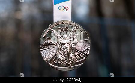 17. April 2021 Tokio, Japan. Silbermedaille der XXXII. Olympischen Sommerspiele in Tokio in der Hand eines Athleten. Stockfoto