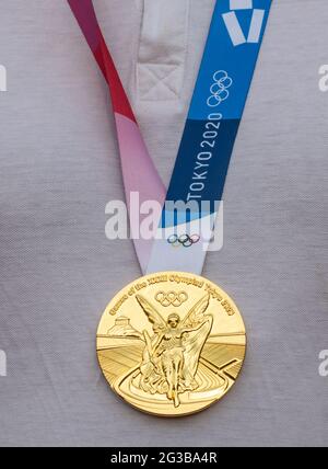 17. April 2021 Tokio, Japan. Goldmedaille der XXXII. Olympischen Sommerspiele in Tokio auf der Brust des Athleten. Stockfoto