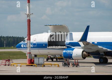 2. Juli 2019, Moskau, Russland. Ein Frachtflugzeug der Atran Boeing 737 auf dem Flugplatz des Flughafens Vnukovo. Stockfoto